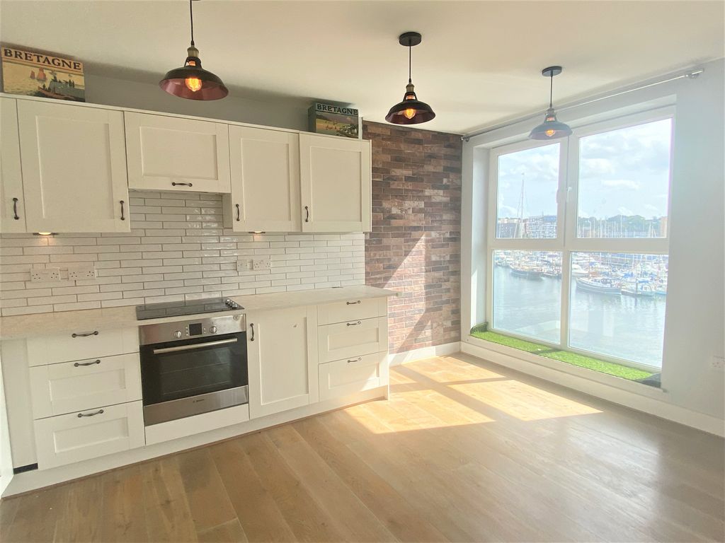 Property photo 3 of 11 Kitchen