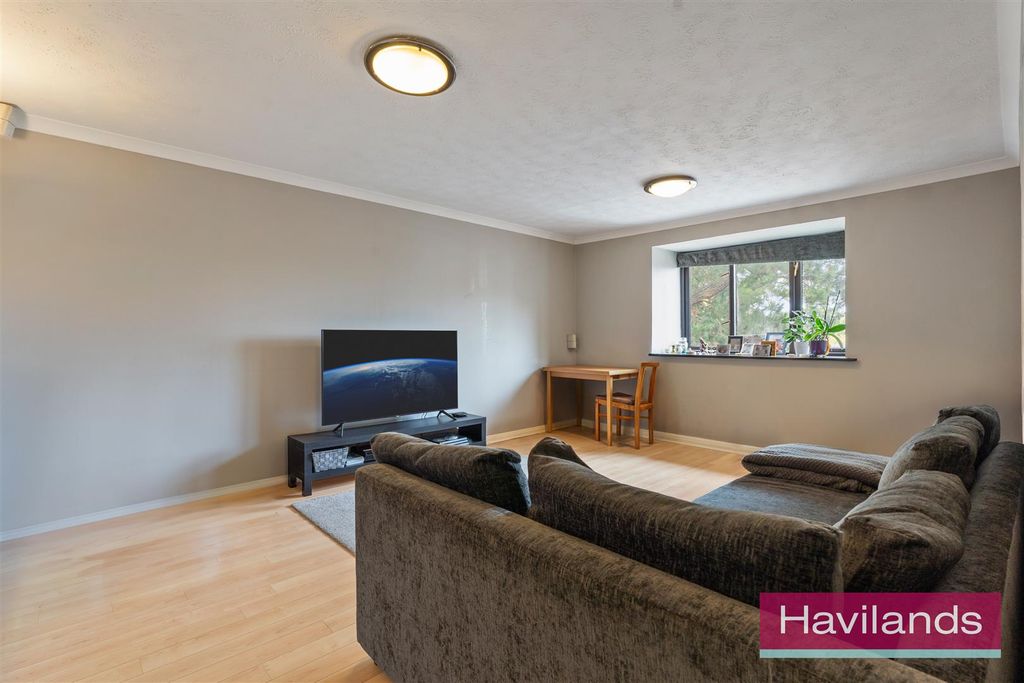 Property photo 3 of 12 Woodridge Close-10.Jpg