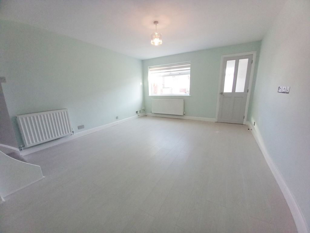 Property photo 3 of 13 Lounge