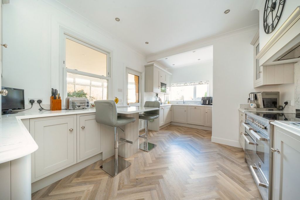 Property photo 2 of 30