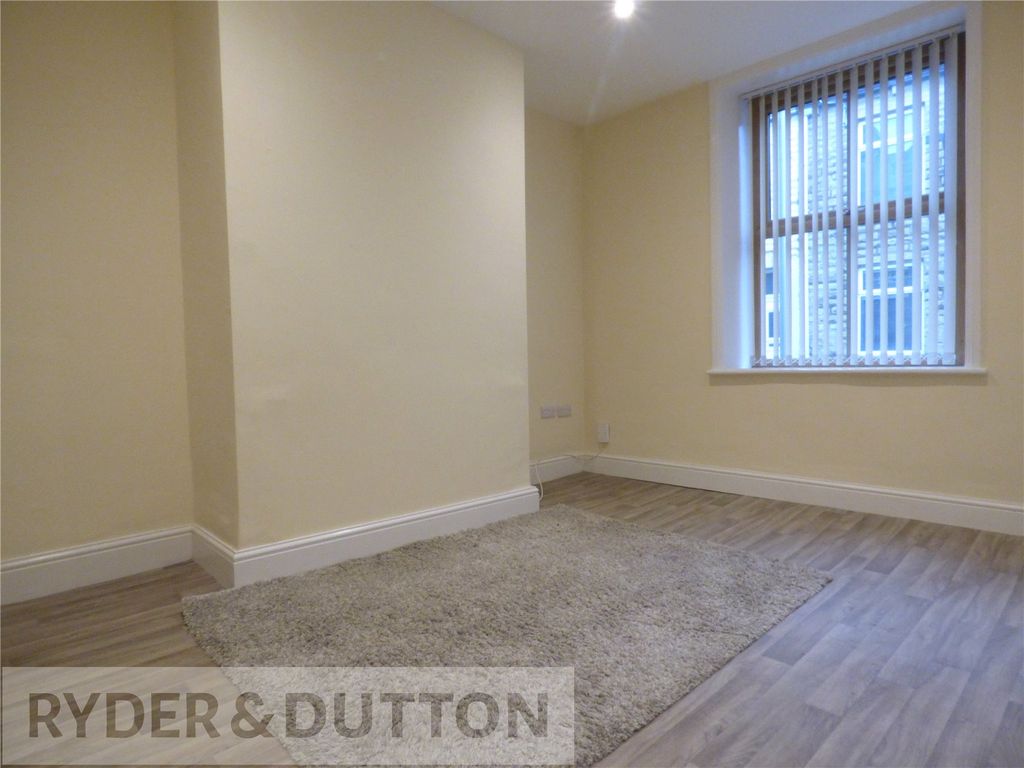 Property photo 3 of 16 Lounge