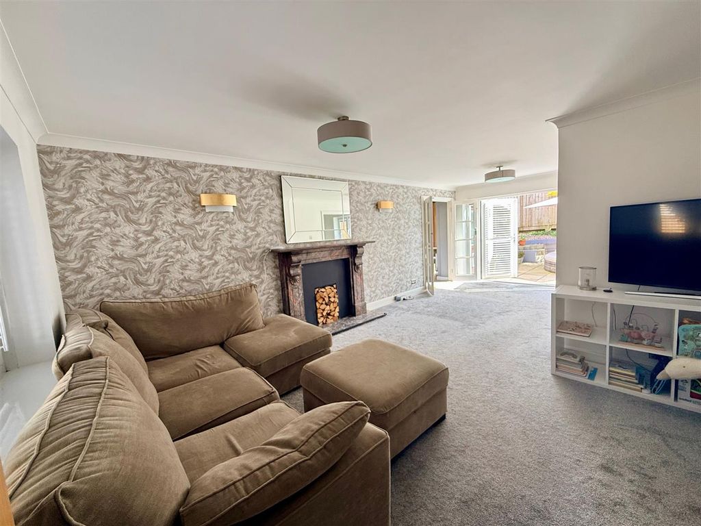 Property photo 2 of 14 Lounge