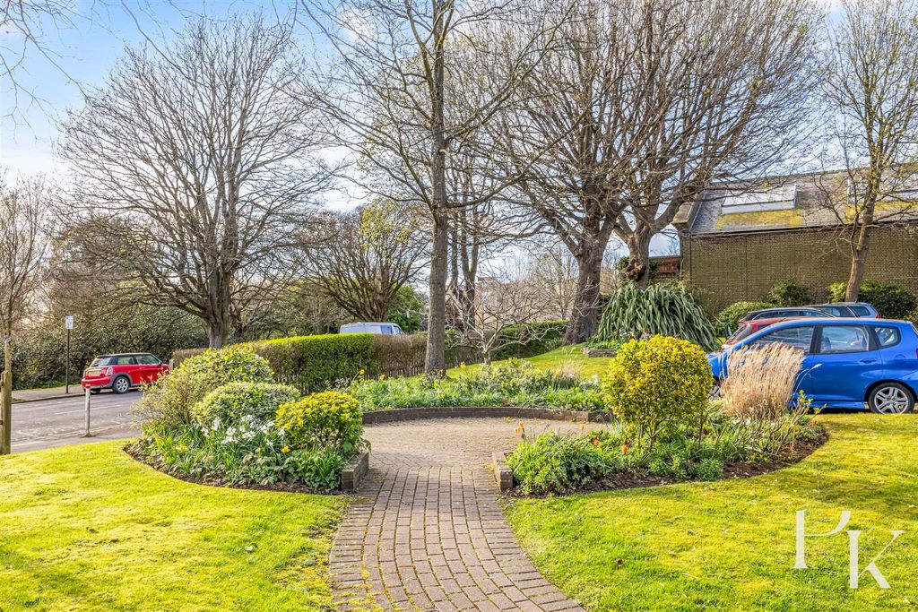 Property photo 2 of 13 Communal Gardens