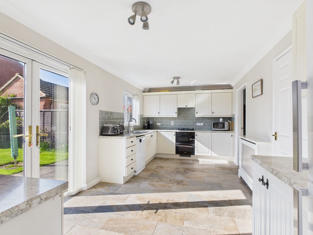 Property photo 3 of 31 Kitchen