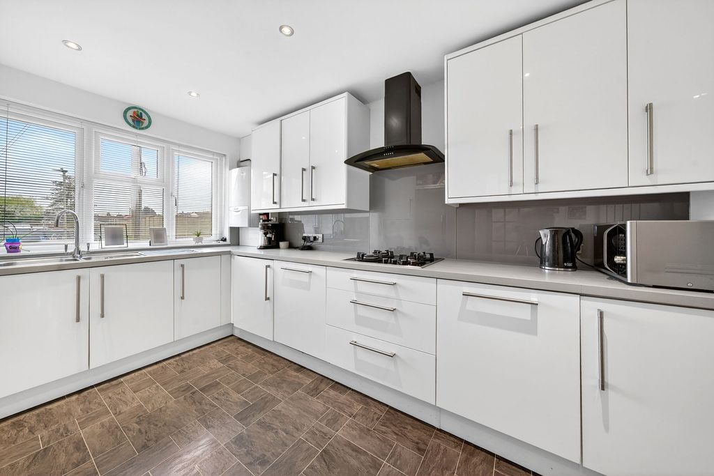 Property photo 3 of 18 Kitchen