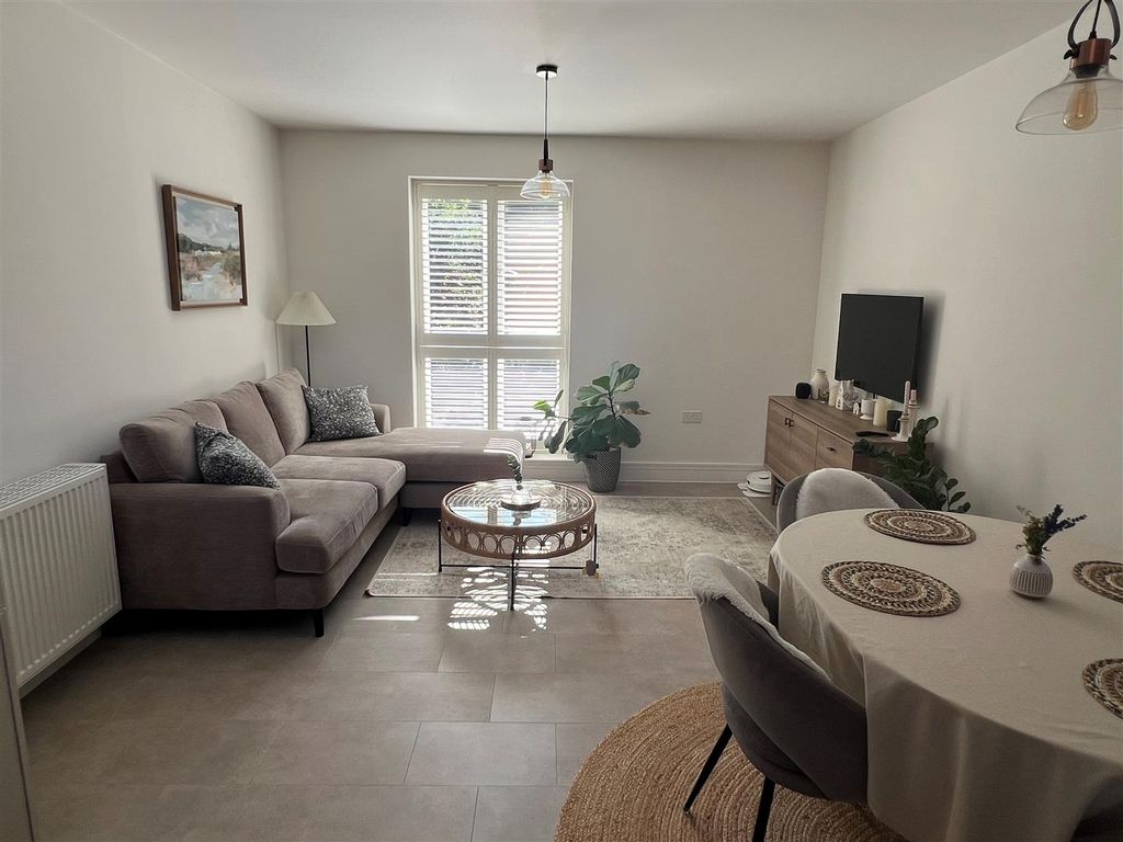 Property photo 2 of 11 Lounge.Jpg