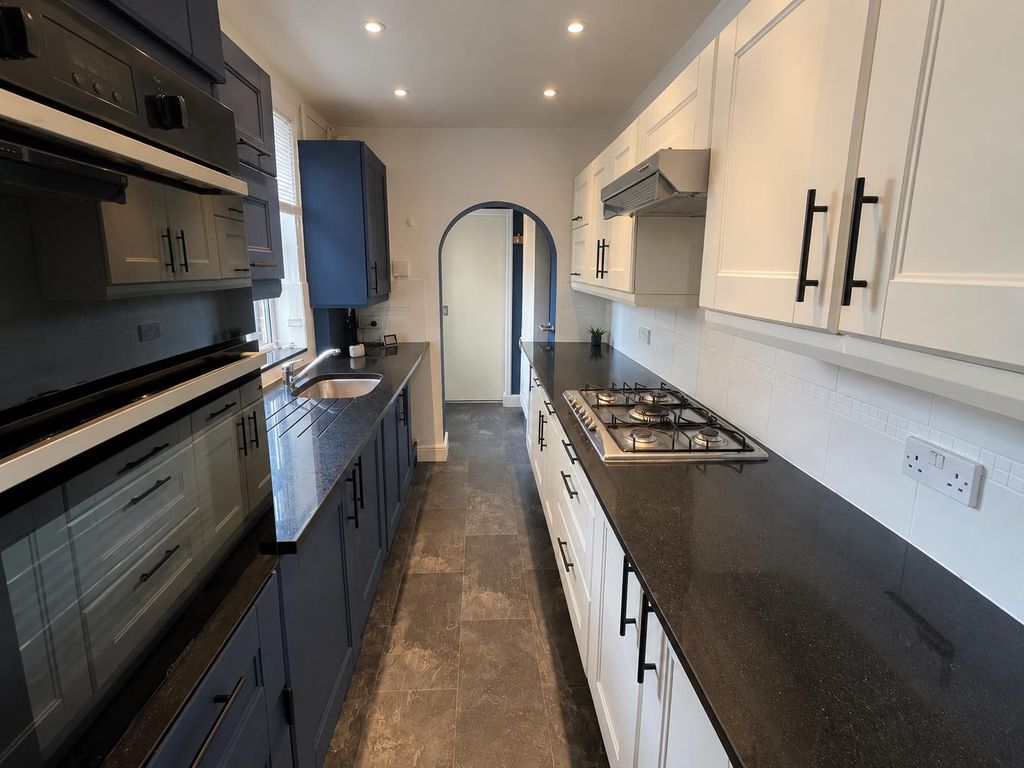 Property photo 3 of 10 Kitchen