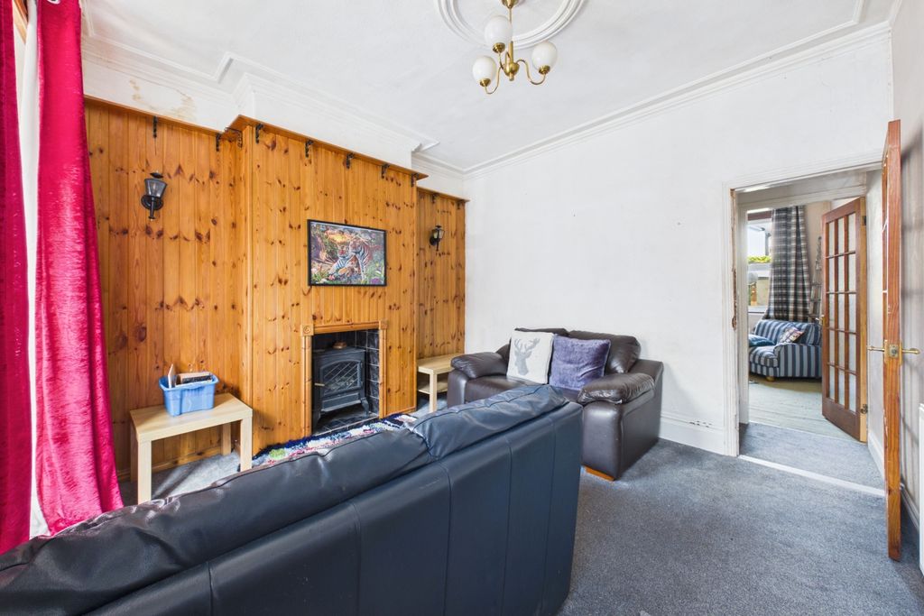 Property photo 3 of 14 Lounge