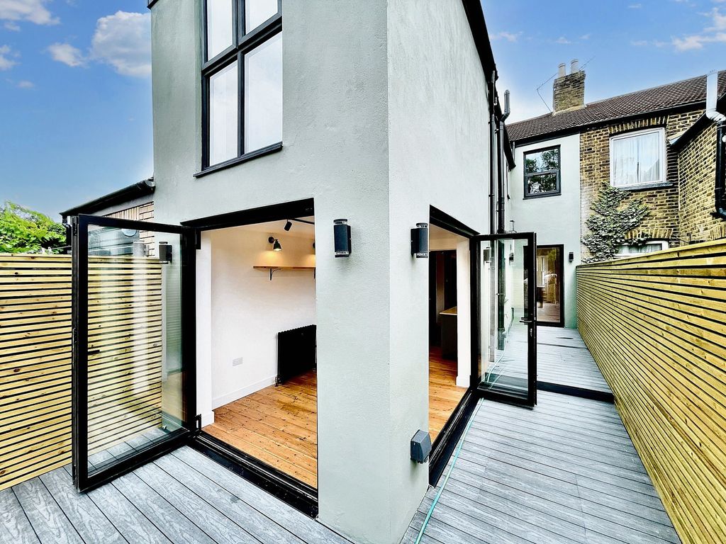 Property photo 1 of 25 Aubrey Rd E17