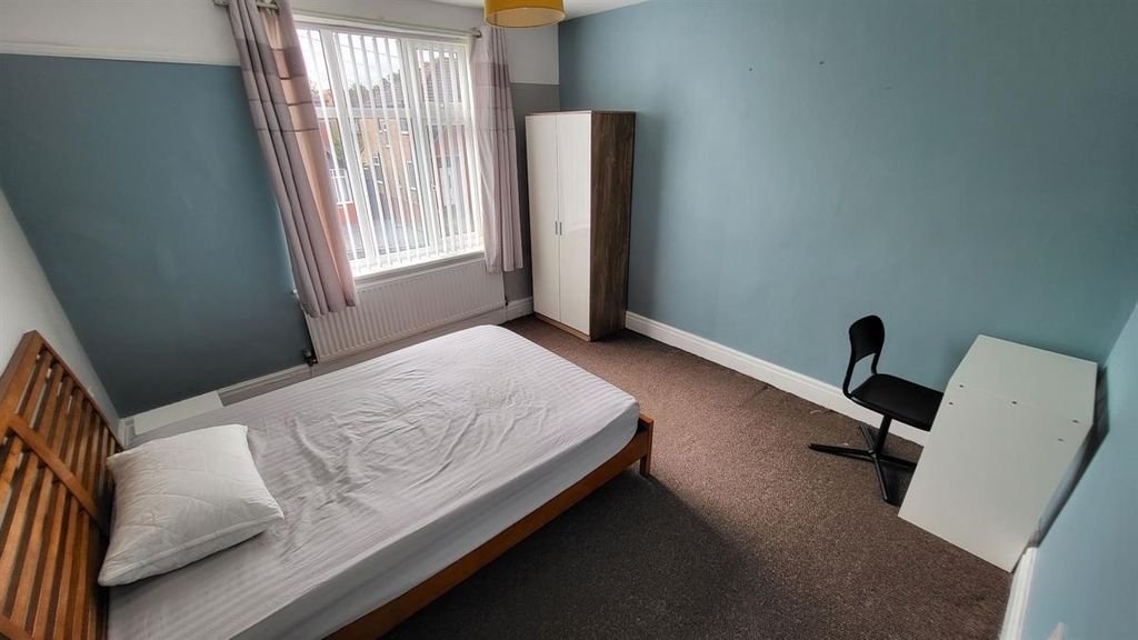 Property photo 3 of 13 A Tidy And Well-Lit Single Bedroom Featuring A Sin...