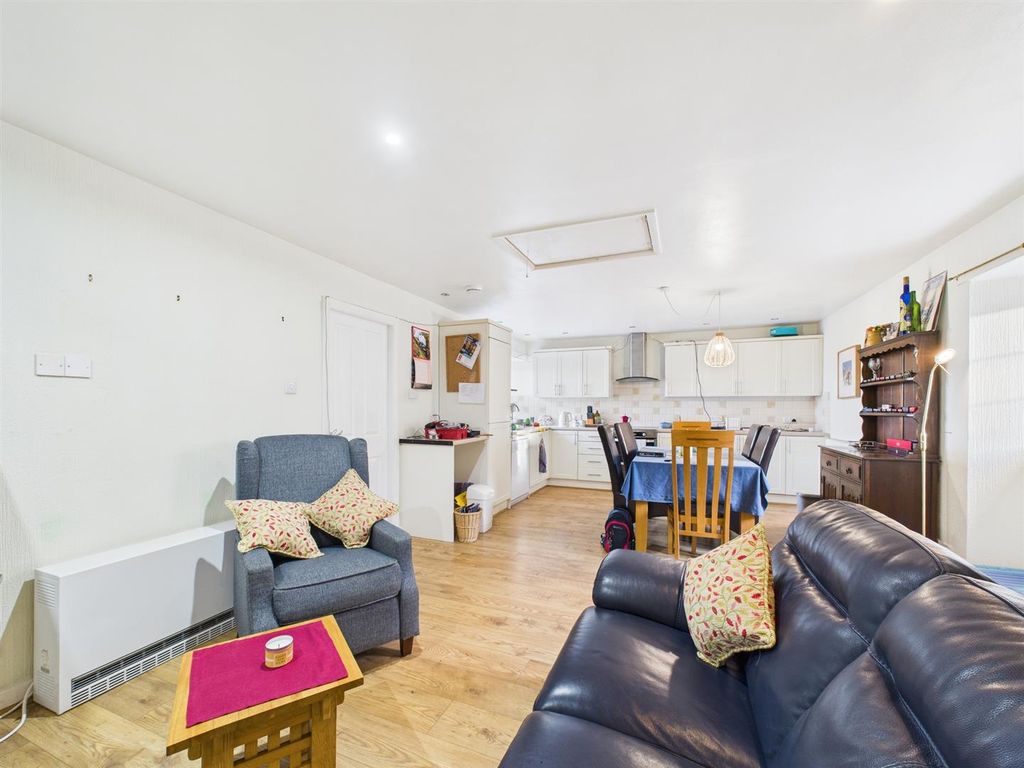 Property photo 3 of 16 Cam01486G0-Pr0944-Still010.Jpg