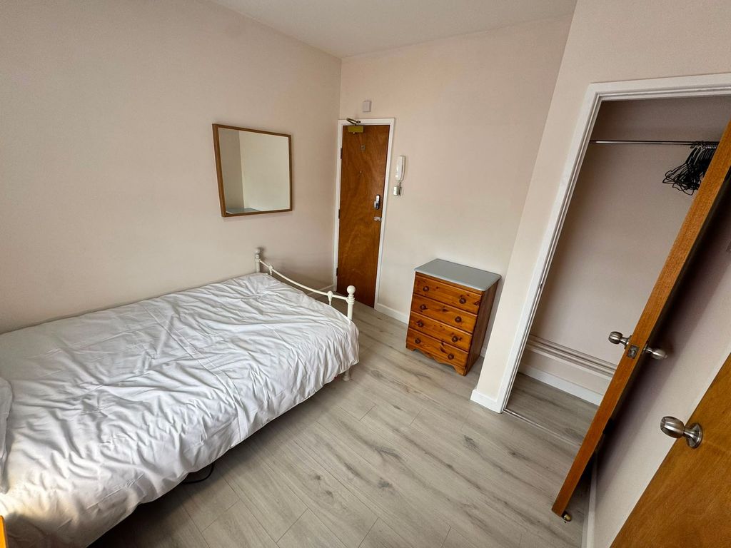 Property photo 3 of 8 En-Suite 5