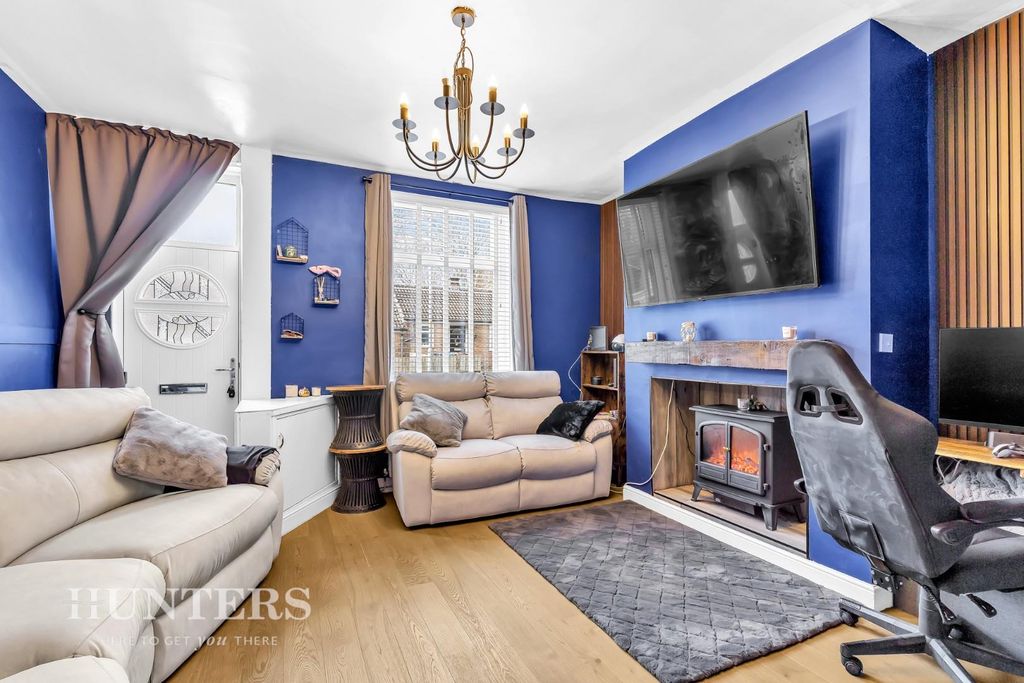 Property photo 3 of 19 Living Room