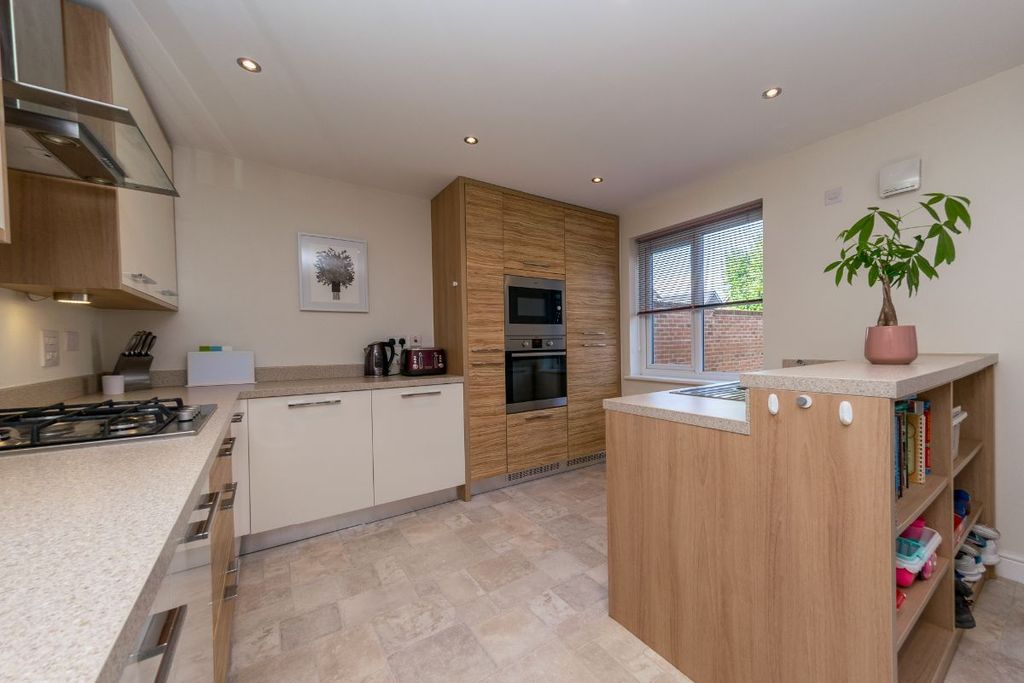 Property photo 2 of 32