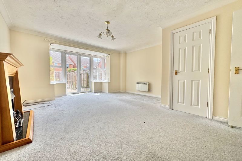 Property photo 3 of 17 Lounge