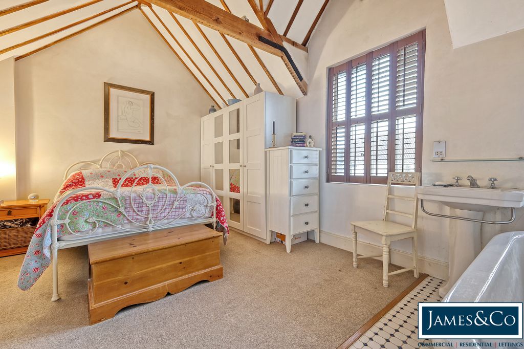 Property photo 2 of 17 13Thecloseo
