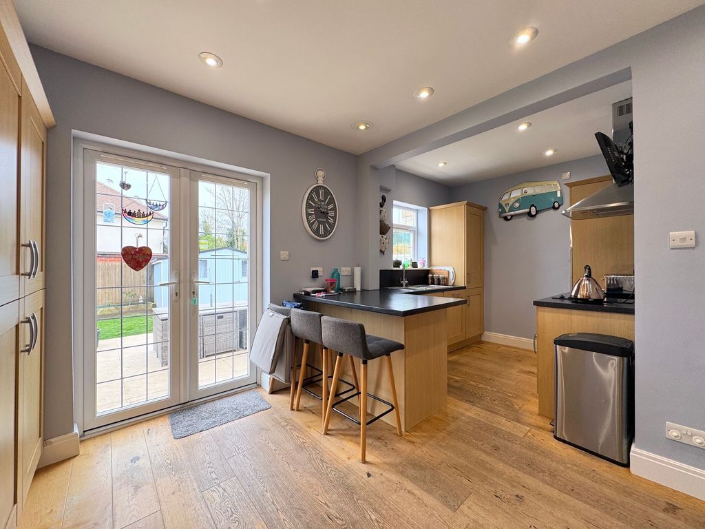 Property photo 3 of 21 Kitchen