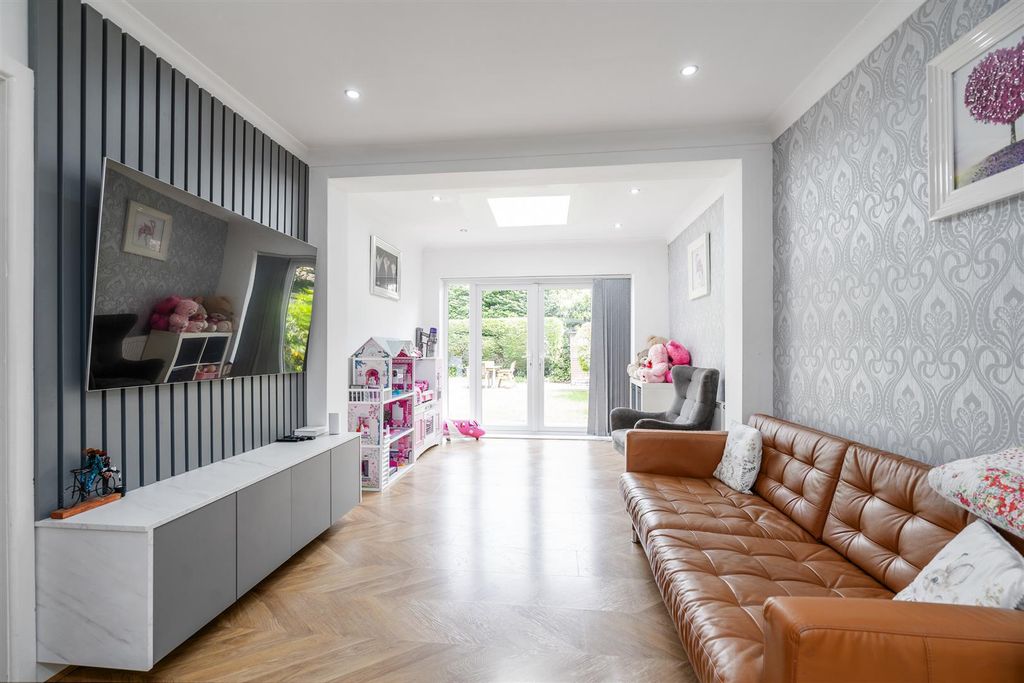Property photo 3 of 16 78 Ferndown Road_11.Jpg