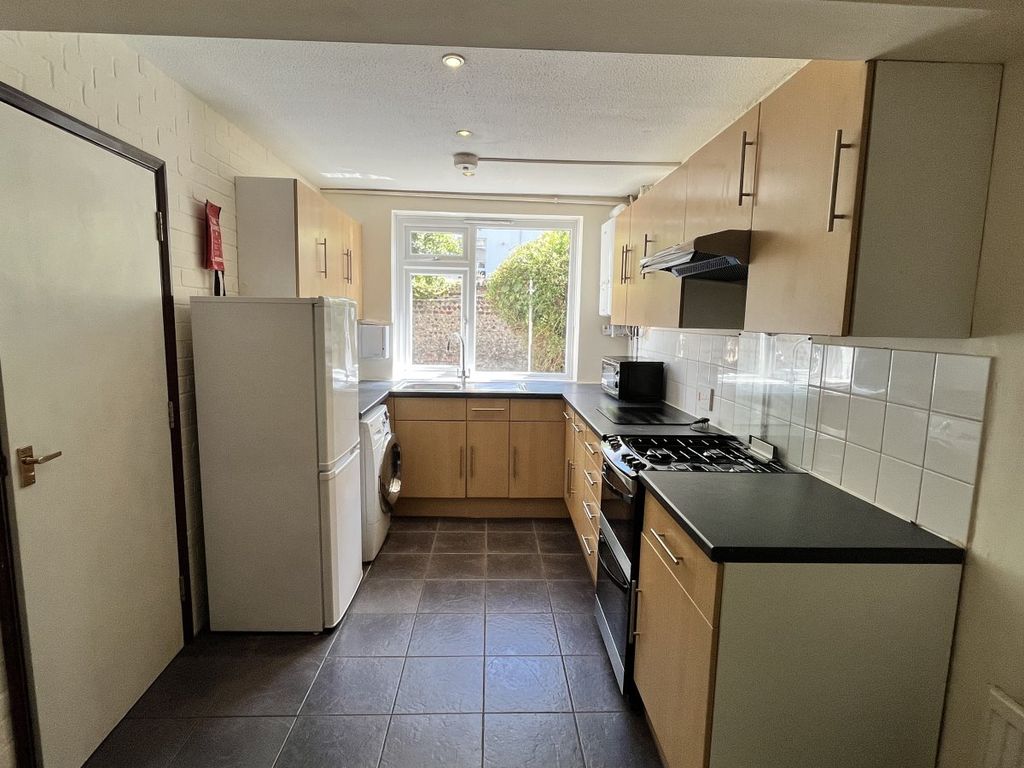 Property photo 2 of 9 Kitchen