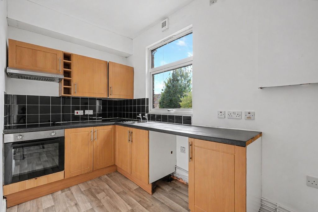 Property photo 1 of 6 Flat To Rent High Street, Gillingham Me7