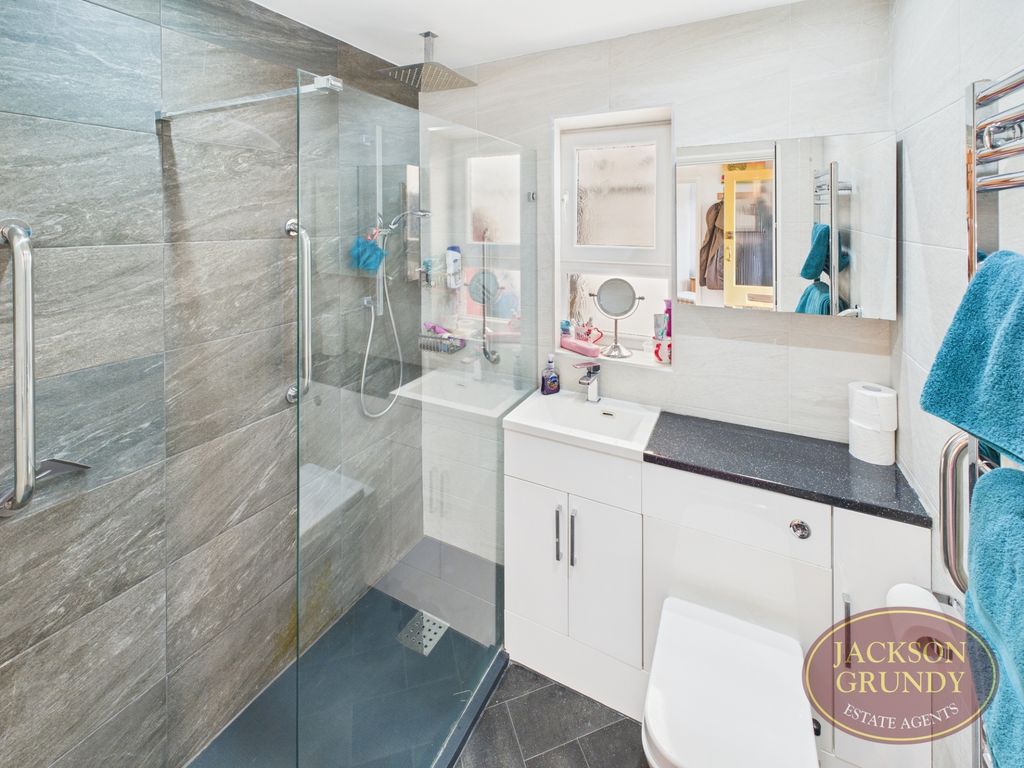 Property photo 2 of 14 Farnworth Close