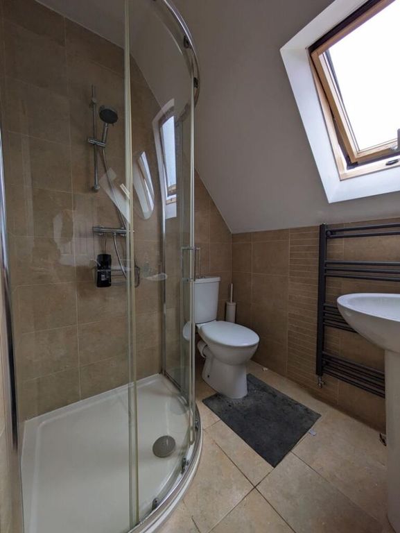 Property photo 1 of 15 A Clean And Well-Maintained Modern Bathroom Featur...