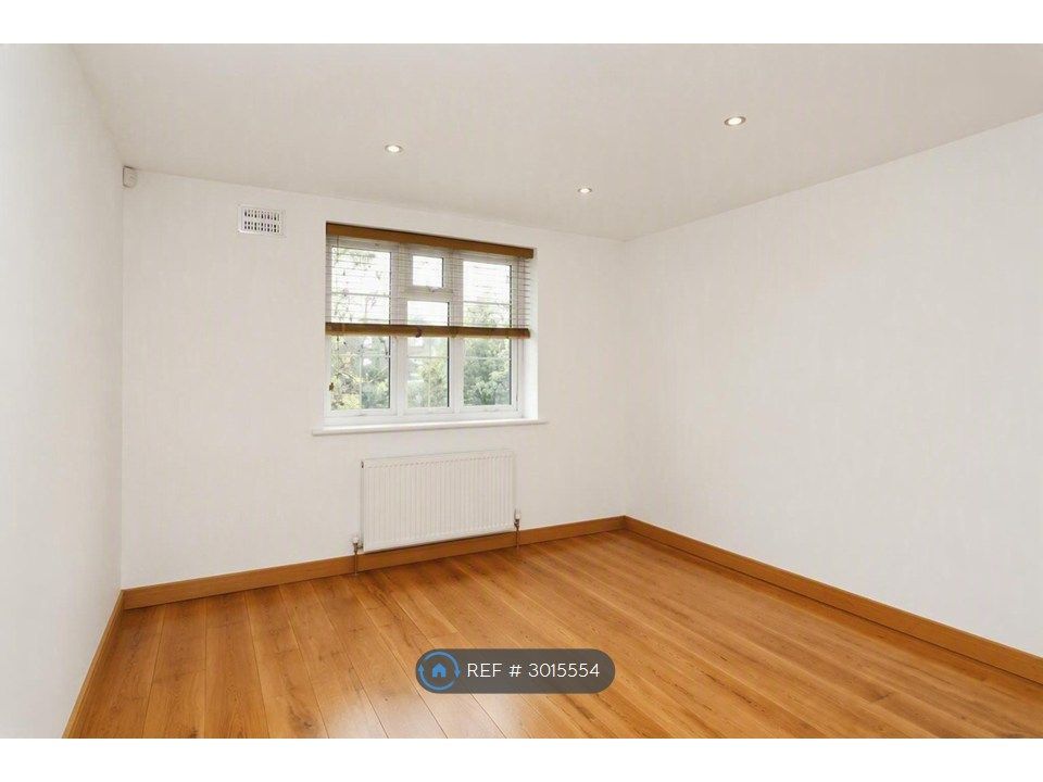 Property photo 3 of 6 Room 2