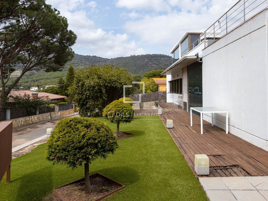 Property photo 1 of 32