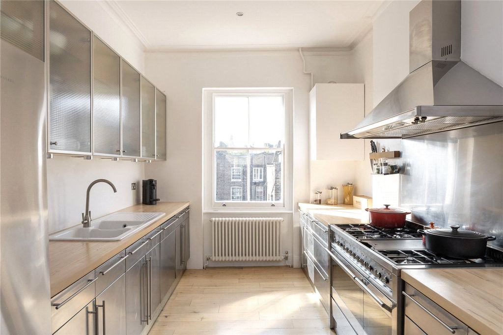 Property photo 2 of 10 Kitchen