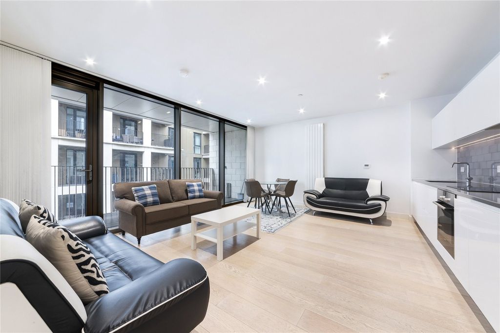 Property photo 3 of 15 Royal Wharf E16