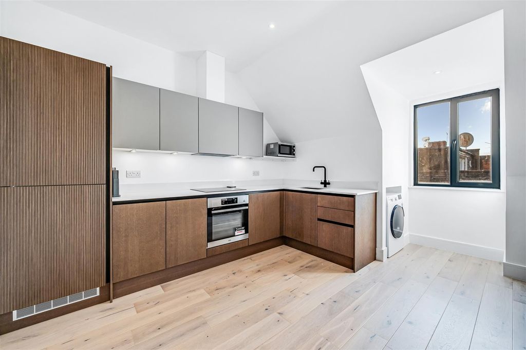 Property photo 3 of 13 Flat 8 , 19 Creswick Road-7.Jpg