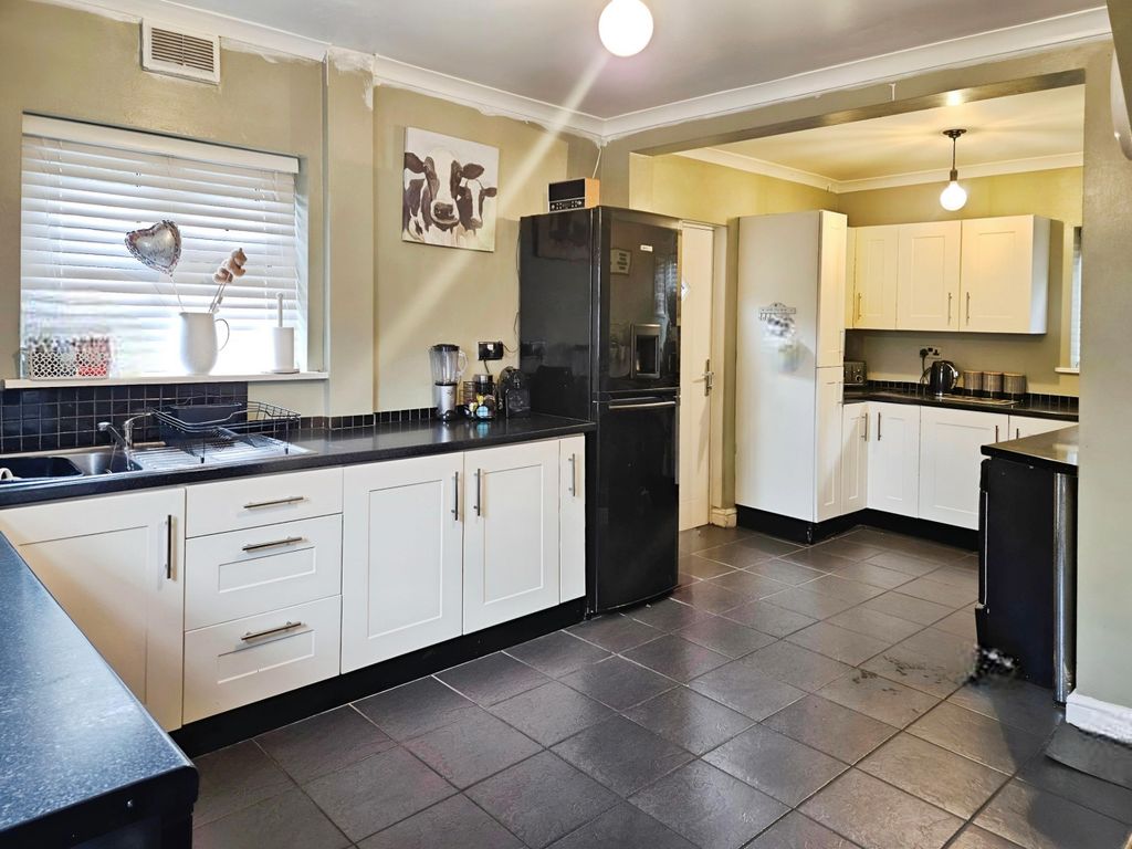 Property photo 3 of 17 Fitted Kitchen