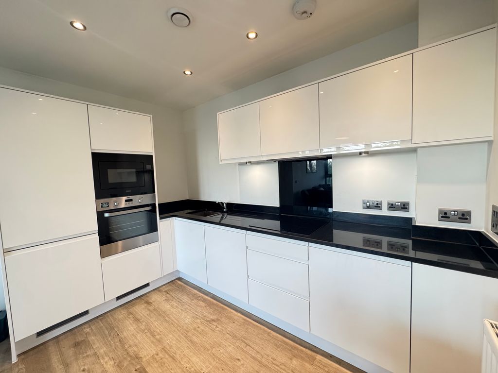 Property photo 2 of 14 Image00009