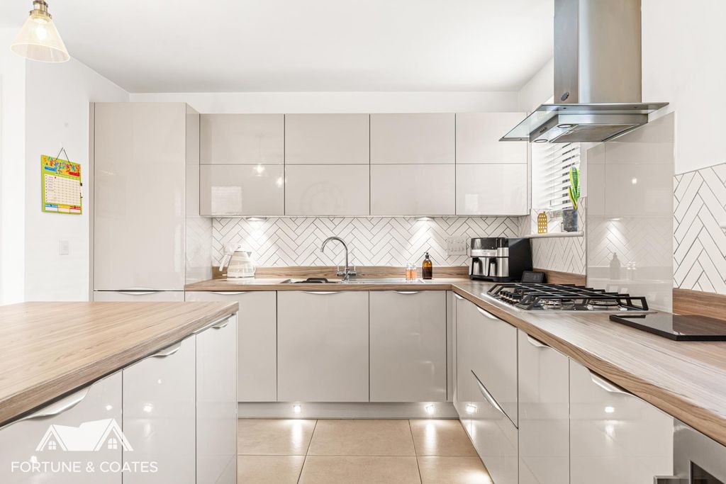 Property photo 3 of 32 Medlarclose_27.Jpg