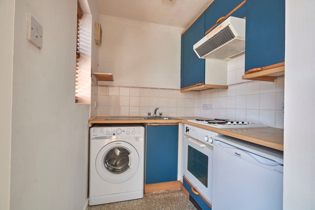 Property photo 3 of 10 Kitchen