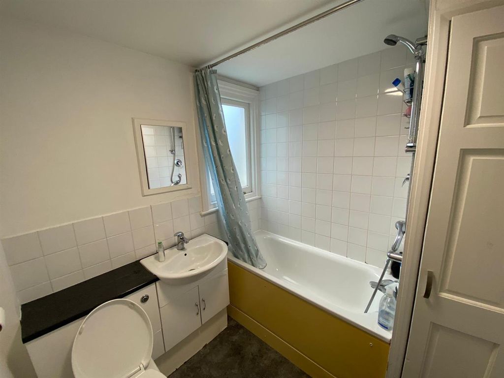 Property photo 1 of 12 Bathroom