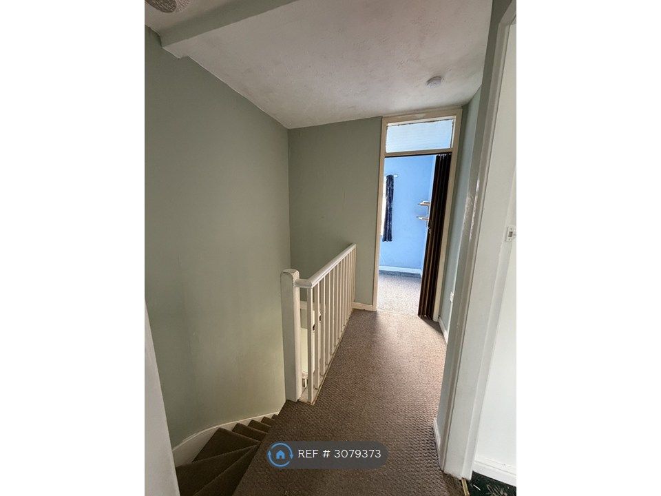 Property photo 3 of 12 Landing