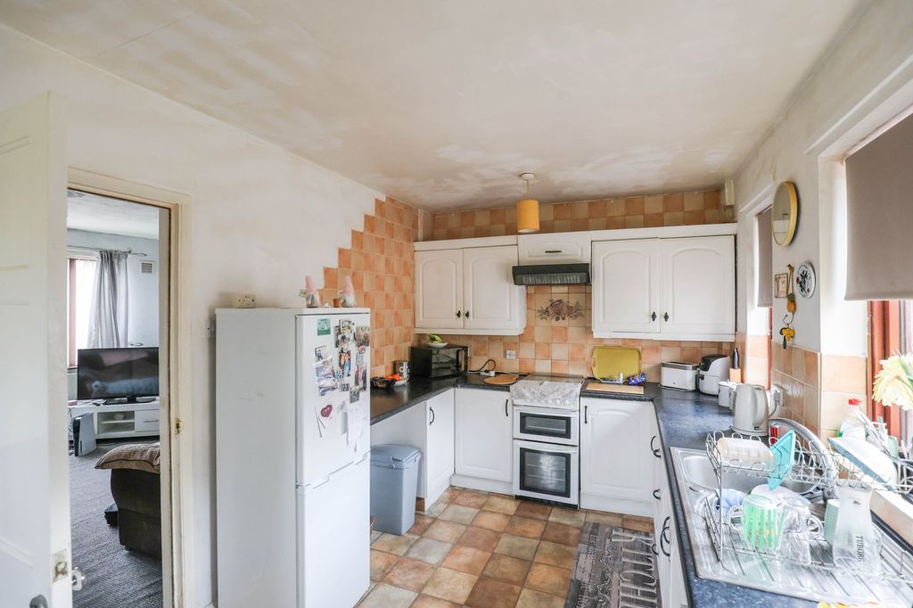 Property photo 3 of 17 Dining Kitchen