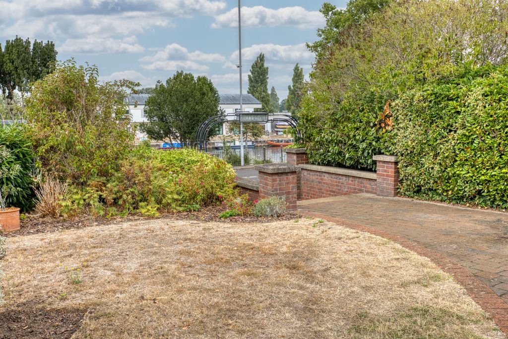 Property photo 2 of 21