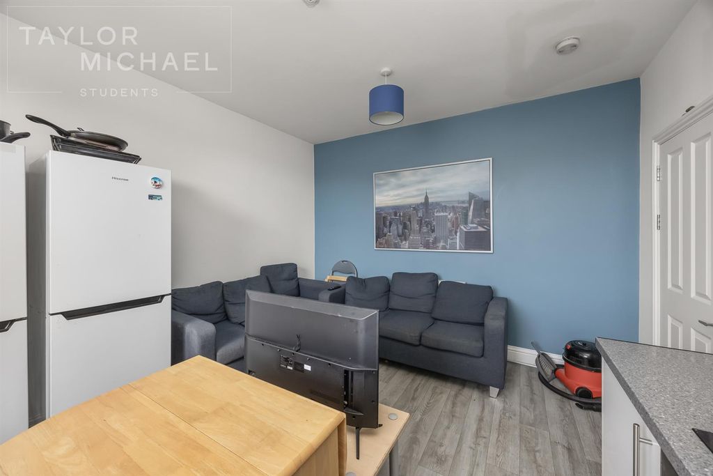 Property photo 3 of 16 Living Room / Kitchen