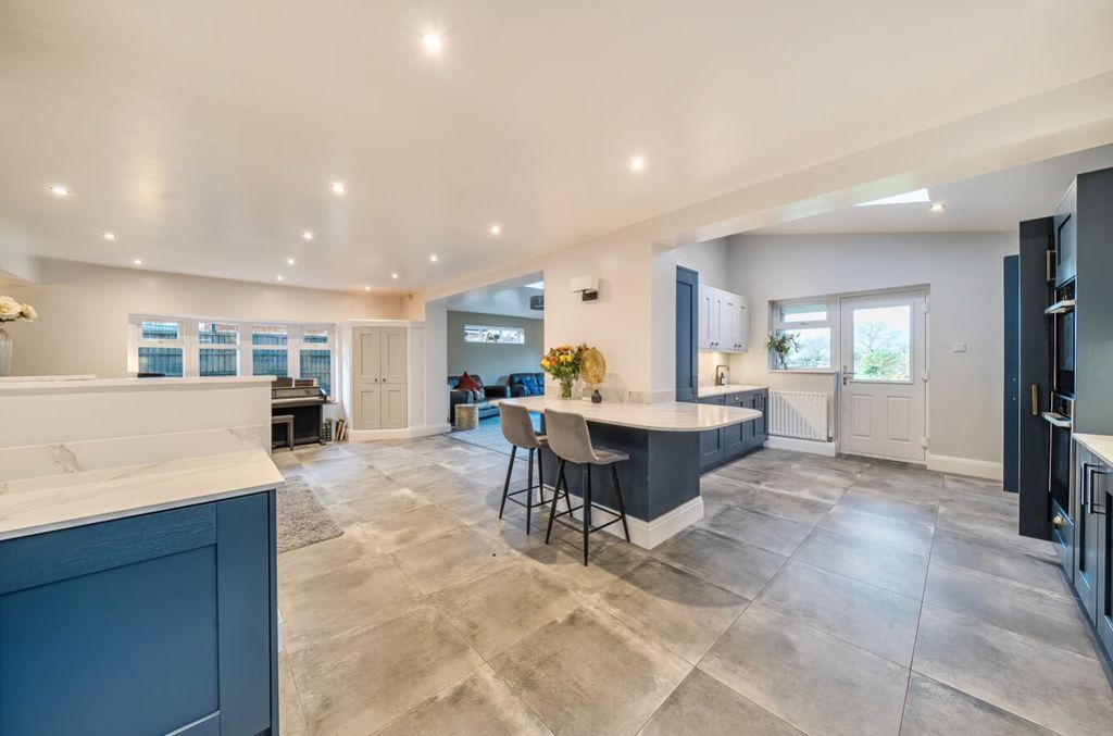 Property photo 2 of 26 1383098-11-691Dd8235Fe23