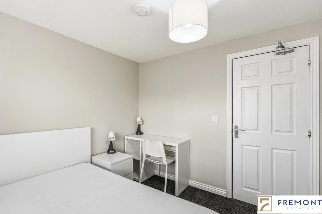 Property photo 3 of 8 Bedroom