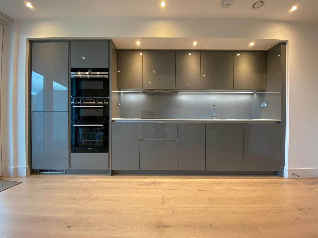Property photo 3 of 9 Kitchen