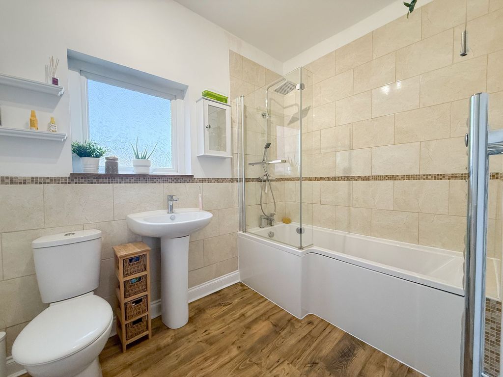 Property photo 3 of 11 Bathroom