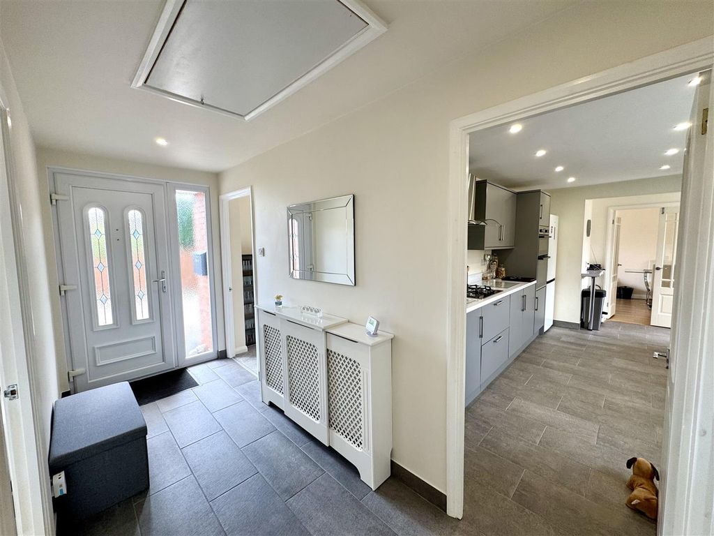 Property photo 3 of 30 Entrance Hall