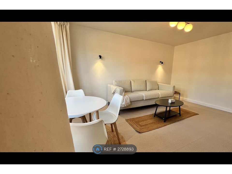 Property photo 2 of 21 Livingroom