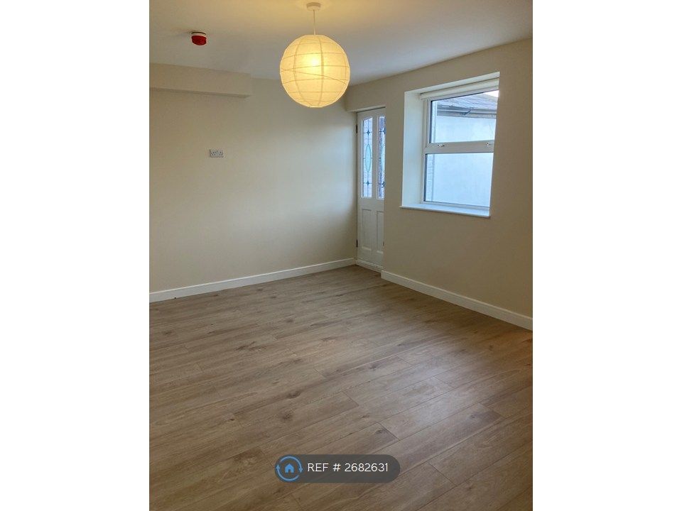 Property photo 3 of 11 Living Room