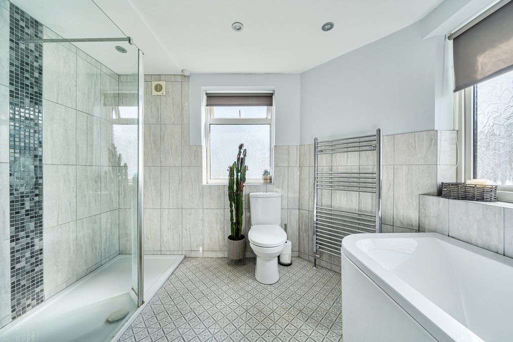 Property photo 3 of 20 Bathroom