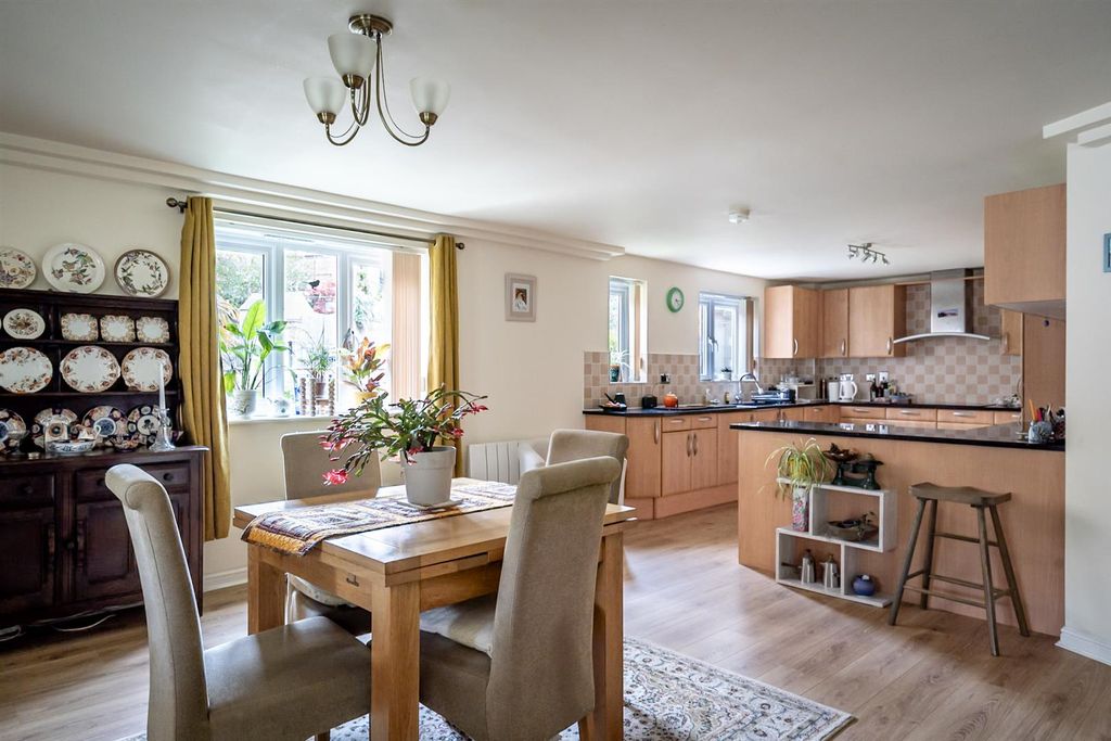 Property photo 2 of 17 Dining / Kitchen