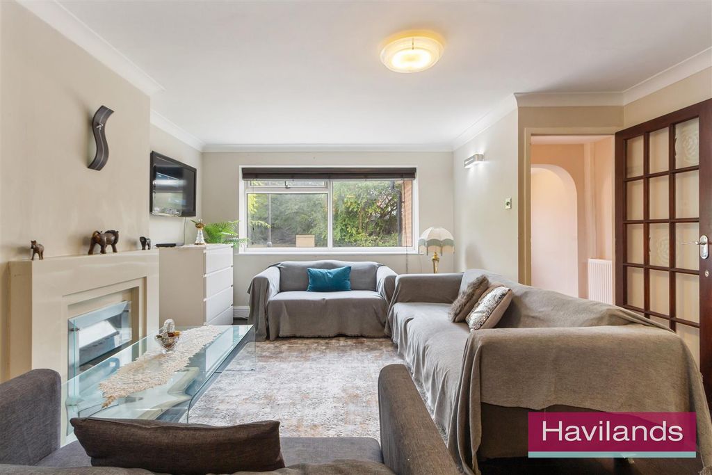 Property photo 3 of 12 Hydefield Close-6.Jpg